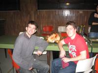 Die beiden stolzen Köche mit dem Truthahn Die beiden stolzen Köche mit dem Truthahn