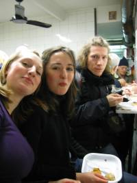 Anna, Marie-Elise und Stefan beim Essen Anna, Marie-Elise und Stefan beim Essen